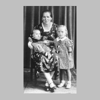 104-0040 Minna Kaminski aus Stobingen mit ihren Kindern Helga und Christa.jpg
